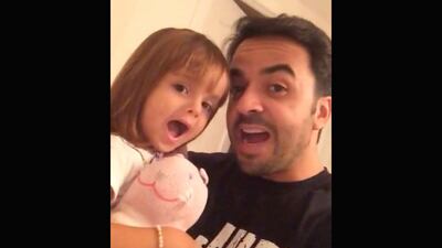 Luis Fonsi y su hija Mikaela Rodríguez López, de 8 años, en captura del tierno video en donde la niña canta “We Are The World”.