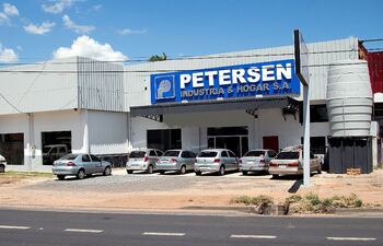 fachada-de-la-quinta-sucursal-de-petersen-industria-hogar-sa-inaugurada-recientemente-en-mariano--205552000000-1559617.jpg