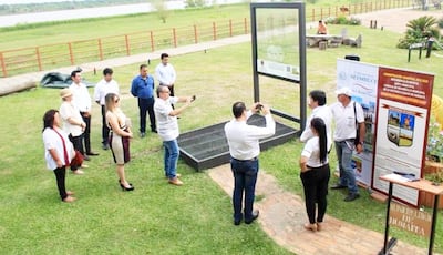 Moderno cartel para ver reconstrucción hipotética del templo San Carlos Borromeo.