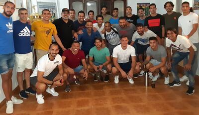 Jugadores históricos y referentes de los clubes de la categoría mayor de la APF en la reunión de anteanoche en la “Casa del Futbolista”.