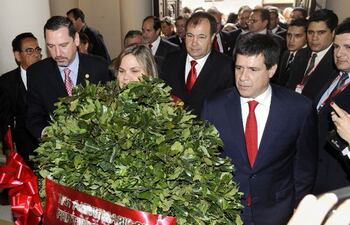 ofrenda-floral-hace-1-ano-cuando-las-peleas-eran-en-el-marco-de-las-internas-partidarias-ahora-la-pugna-es-por-cargos--222413000000-599919.jpg