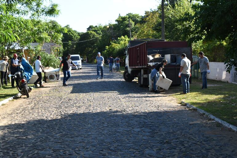 La campaña de limpieza se realizó este jueves en el barrio San Antonio.