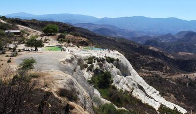 La formación rocosa Hierve el Agua ofrece la impresión de que existen unas cascadas de agua, aunque se trata de una ilusión óptica.