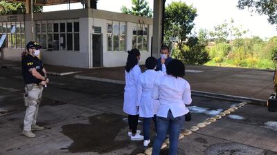 Un equipo de salud con apoyo de la Policía Rodoviaria Federal realiza control sanitario en la frontera brasileña.