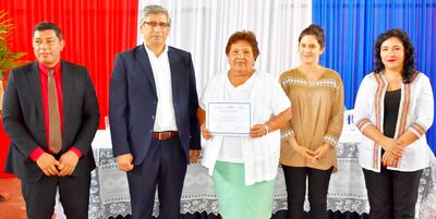 Yda Cristina López (c) junto a la ministra de Turismo, Sofía Montiel; la titular del IPA, Adriana Ortiz; el gobernador Juan Carlos Vera y el intendente de Yataity, Hugo Portillo.