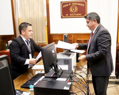 Juan Pereira, juez en lo civil y comercial de Ciudad del Este, se trasladó ayer al JEM  para explicar su actuación en un desalojo.