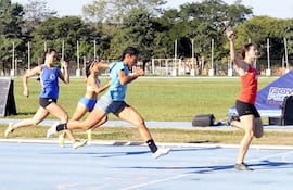xenia-hiebert-primera-en-llegar-a-la-meta-en-los-100-metros-llanos-en-la-categoria-femenina-absoluta--231159000000-1698900.jpg