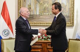 el-ministro-de-rr-ee-eladio-loizaga-saluda-y-recibe-las-credenciales-de-hector-lostri-d-nuevo-embajador-argentino--215237000000-1679572.jpg