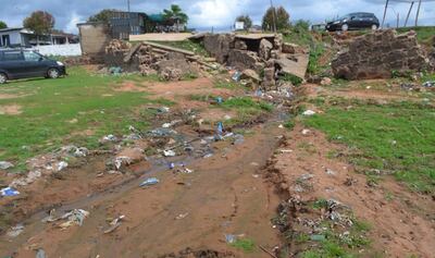 Bolsas de polietileno, botellas de vidrio, latas, restos de calzados y ropa,   troncos de árboles y otros desechos también se observan en la playa de Piquete Cue de la ciudad de Limpio.
