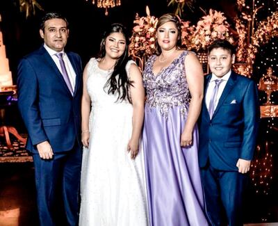 La quinceañera con sus padres Julio César Barrios, Celesta Ayala y su hermano Bruno Barrios Ayala.