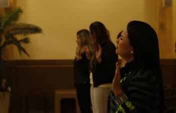 A Dios rogando. Con las palmas de las manos mirando al cielo, la senadora María Eugenia Bajac (PLRA), hoy imputada, ora en un culto de la iglesia Portal del Cielo, cuya fundación homónima recibe fondos del Estado aprobados por ley.