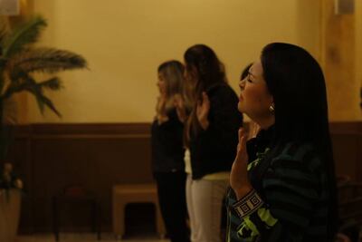 A Dios rogando. Con las palmas de las manos mirando al cielo, la senadora María Eugenia Bajac (PLRA), hoy imputada, ora en un culto de la iglesia Portal del Cielo, cuya fundación homónima recibe fondos del Estado aprobados por ley.