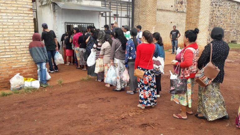 Familiares ingresan para visitar a los reos que no huyeron.