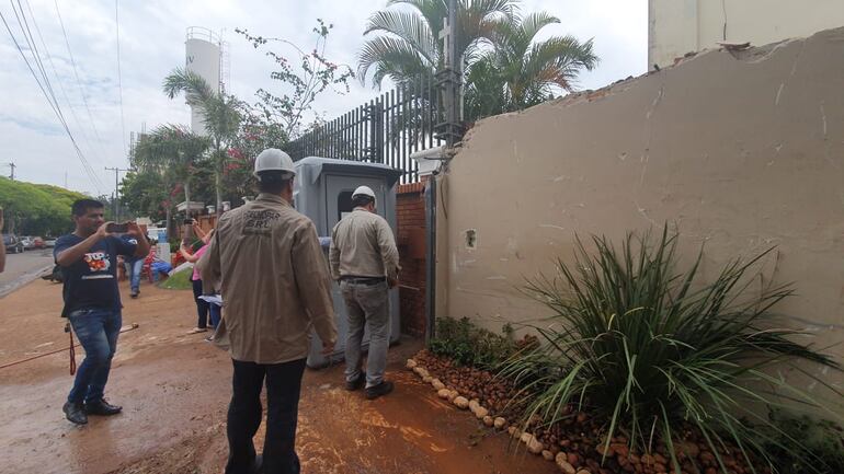 Cuando culminó la demolición llegaron al sitio funcionarios de la ANDE para verificar la denuncia de que el sitio contaba con una conexión ilegal.