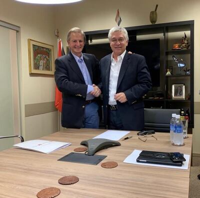 Carlos Jorge Biedermann (derecha), presidente de SouthFood S.A., la compañía titular de Pizza Hut en Paraguay.