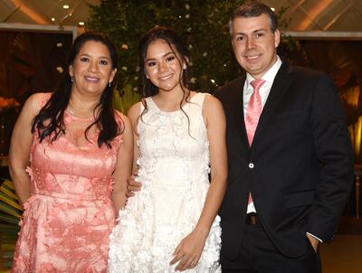 Ana Paula Gelay Moreno, con sus padres Mónica Moreno y Elías Gelay.
