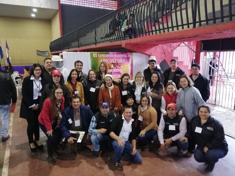 Mujeres incursionan en producción de miel de abeja.