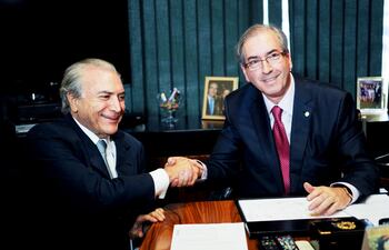 el-presidente-del-brasil-michel-temer-i-y-el-expresidente-de-la-camara-de-diputados-eduardo-cunha-el-primero-investigado-por-corrupcion-el-seg-213718000000-1586642.jpg