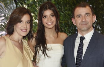 la-quinceanera-junto-con-sus-padres-cristina-flecha-y-marcelo-prono--191031000000-1840570.jpg
