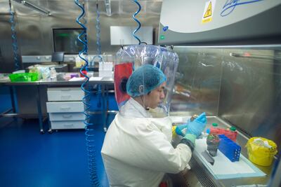 Un trabajador en el laboratorio P4 de Wuhan, en febrero de 2017.