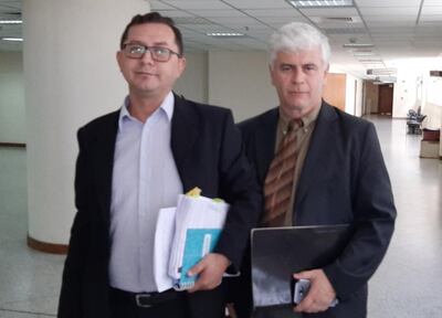 El acusado Alfredo Guachiré (i) y su abogado Víctor Mujica lograron suspender el juicio de los “coquitos de oro”.