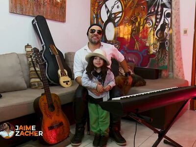 El vocalista de Bohemia Urbana, Jaime Zacher, aquí con su hijo, posaron para el especial musical de ABC TV.
