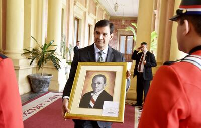 El senador Silvio Ovelar muestra el cuadro del expresidente Eligio Ayala, obsequio  a los senadores del PLRA. Fue ayer en Palacio.
