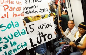artistas-y-civiles-venezolanos-participaban-ayer-en-una-protesta-luego-del-asesinato-de-la-actriz-monica-spear-efe-235235000000-1034683.jpg