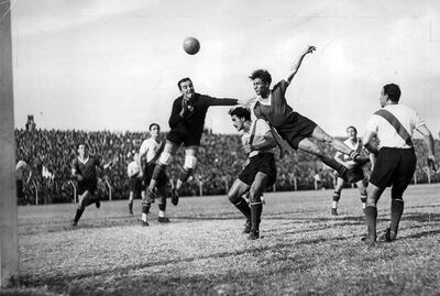 Una de las grandes virtudes de Arsenio Erico era el salto; siempre ganaba a pesar de que el o los rivales expongan mayor altura. Uno de los saltos en un partido frente a River Plate.
