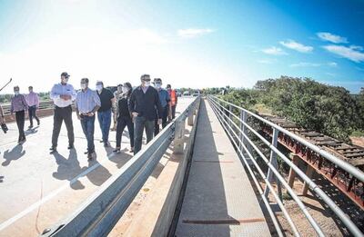 Mario Abdo (de campera negra) asistió ayer a la habilitación del asfaltado de 37 km en Tacuatí, departamento de San Pedro.