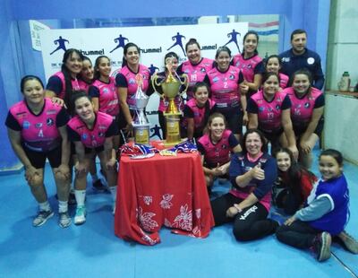 Plantel de Ñandutí de Itauguá, flamante campeón de hándbol femenino en la División de Honor. (Gentileza).