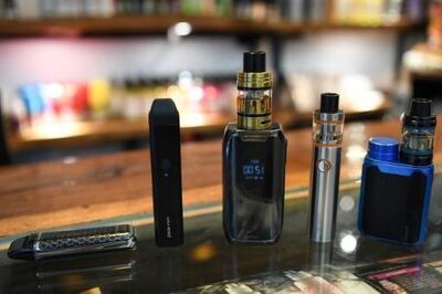 La OMS no incluye al cigarrillo electrónico entre el arsenal recomendado para dejar el tabaco, y juzga que no debe ser promovido como tal hasta que no haya más datos disponibles. (Imagen de archivo AFP).