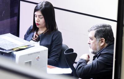 El general Ramón Benítez se presentó a declarar ayer en sede del Ministerio Público. En la foto aparece con una asistente del fiscal René Fernández. Negó “coimas” y dio algunos detalles.