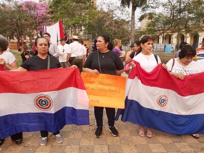 En Asunción, los manifestantes se congregan frente al Parlamento.