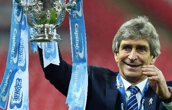 manuel-pellegrini-dt-del-city-exhibe-la-copa-afp--11656000000-1434130.jpg