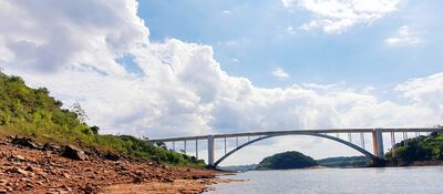 Bajo nivel del río Paraná en zona del puente de la Amistad.