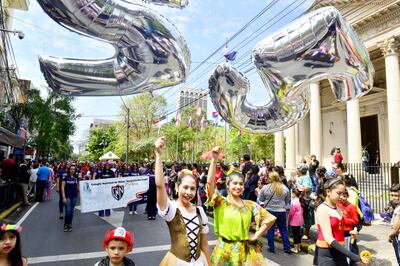 Una jornada espléndida acompañó el recibimiento a la estación de las flores, en calle Palma. El Corso y Desfile de Primavera contó con la participación de numerosos colegios y sus exalumnos de distintas promociones. Hoy continuarán los festejos, con más música, shows en vivo, feria de artesanos y de comidas, entre otros.