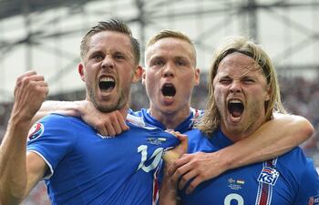 gylfi-sigurdsson-i-kolbeinn-sigthorsson-y-birkir-bjarnason-celebran-un-gol-de-islandia-en-la-eurocopa--225616000000-1472072.jpg