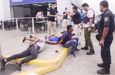 Los presuntos motoasaltantes fueron acorralados y capturados por los efectivos policiales de Investigación de Delitos cuando salían del surtidor que segundos antes habían asaltado.