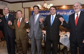 los-expresidentes-wasmosy-lvaro-colom-y-vinicio-cerezo-ambos-de-guatemala-junto-con-hyun-moon-franco-y-el-expresidente-boliviano-carlos-mesa-en-214726000000-563388.jpg