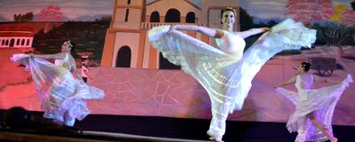 El elenco de la academia de danza de la ciudad de Luque que actuó el sábado en el escenario montado en el club Luis Alberto de Herrera, de la ciudad de Guarambaré.