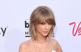 taylor-swift-la-gran-triunfadora-de-la-noche-opto-por-un-mono-en-blanco-diseno-de-balmain--204459000000-1330340.jpg