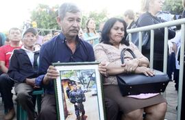 los-padres-del-secuestrado-edelio-morinigo-en-caacupe--222641000000-1783296.jpg