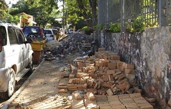 los-transeuntes-denuncian-la-obstruccion-de-las-veredas-con-materiales-de-construccion-en-la-zona-de-obras--195113000000-553178.jpg
