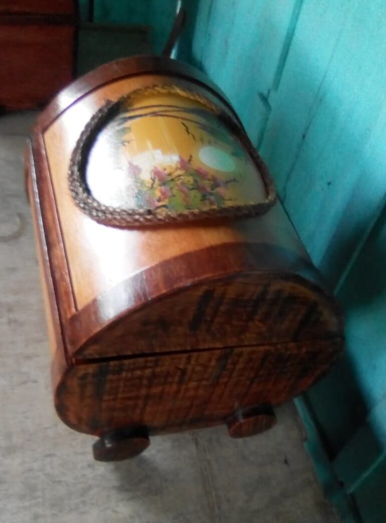 Renzo empezó a diseñar, armar y pintar sobre la madera.