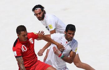 en-la-grafica-una-accion-registrada-ayer-en-el-partido-semifinal-entre-tahiti-casaca-roja-e-iran-foto-fifa-com-235334000000-1582655.jpg