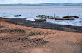 Una gran cantidad de sedimentos hay actualmente en la ribera del lago Ypacaraí tras la histórica bajante.