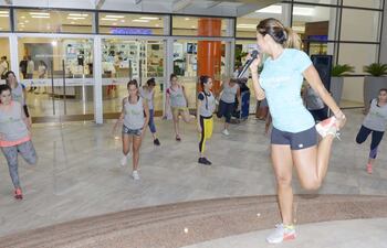la-entrenadora-personal-vanessa-ricciardi-en-pleno-entrenamiento--194237000000-1547082.jpg