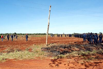 Fotografía del último operativo en Guahory, donde labriegos impidieron a la policía ingresar dentro del predio en disputa.