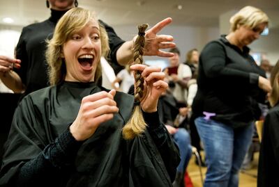 Una peluquera le corta el pelo a una donante en el marco de una campaña de donación para pacientes con cáncer en el hospital Maasstad en Rotterdam, Holanda.
